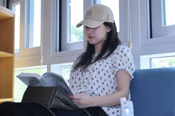 18일 대구2·28기념학생도서관에서 창을 등지고 앉은 한 이용자가 책을 보고 있다.김영환 기자 yhk@kyongbuk.com