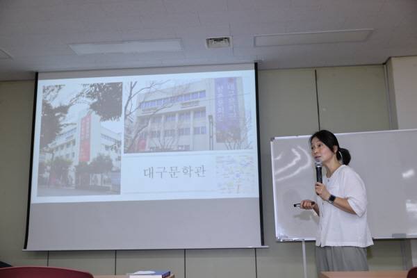 18일 대구 남부도서관에서 한 강사가 인문학 day 특강을 하고 있다.김영환 기자 yhk@kyongbuk.com