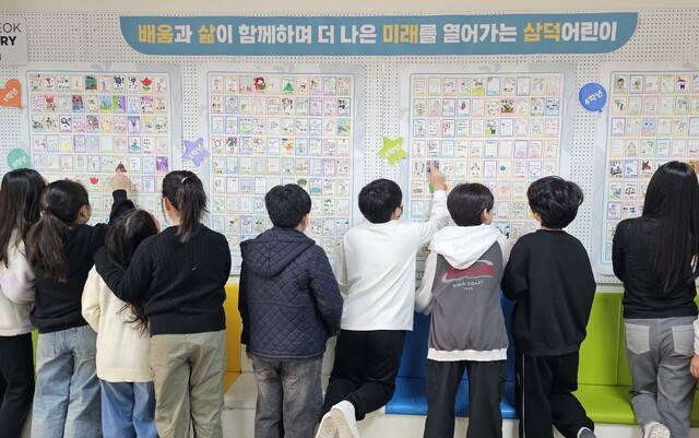 삼덕초가 운영하는 삼덕갤러리에 학생들의 작품이 전시돼 있는 모습. 삼덕초 제공