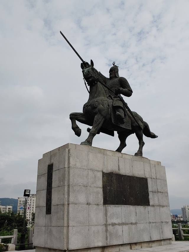 경주 황성공원에 설립된 김유신 장군 동상.
