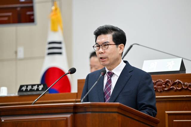 김광열 군수가 군의회에서 군정 전반에 대해 연설을 하고 있다.
