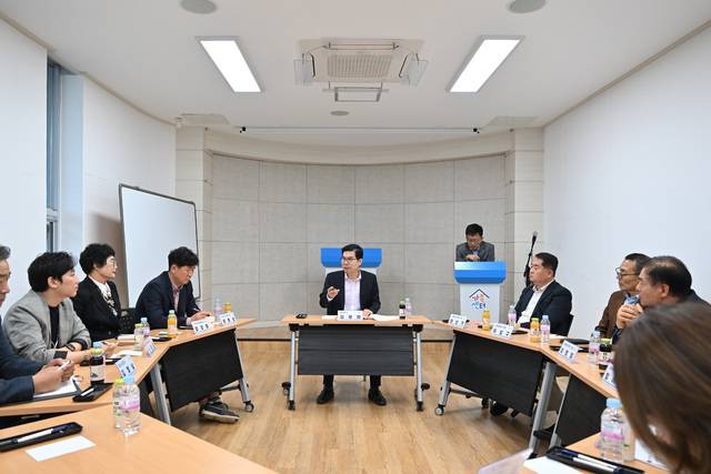 김광열 군수(가운데)가 재가 장기요양기관 대표들과 현장 소통을 하고 있다.