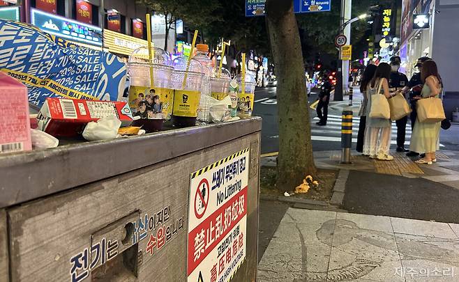 제주시 연동 누웨마루거리 인근 도로에서 무단횡단하던 외국인 관광객들이 경찰 단속에 걸린 모습과 쓰레기 무단투기 경고문을 아랑곳 않고 쌓인 쓰레기들. ⓒ제주의소리 자료사진