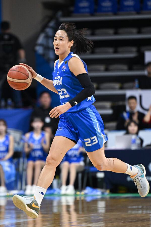 우리은행 전력의 핵심으로 팀을 이끌고 있는 김단비. 사진 | WKBL