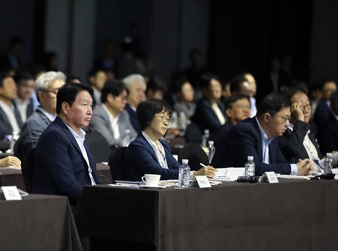 최태원 SK그룹 회장이 18일 서울 광진구 워커힐 호텔에서 열린 '이천포럼 2025'에 참석하고 있다. 사진 왼쪽부터 최태원 SK 회장, 김선희 SK㈜ 이사회 의장, 최재원 SK 수석부회장, 김용학 SK텔레콤 이사회 의장./사진=SK