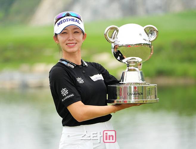 배소현이 지난 3일 열린 KLPGA 투어 오로라월드 레이디스 챔피언십에서 2025시즌 첫 승을 거둔 뒤 환하게 웃으며 우승트로피를 들어 올리고 있다. (사진=이데일리 골프in 조원범 기자)