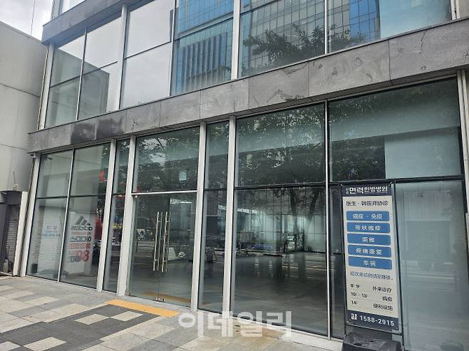 지난 14일 서울 서대문구 신촌의 10층 규모의 상가 중 1~4층이 모두 공실인 상태로 남아 있다. (사진=김형환 기자)