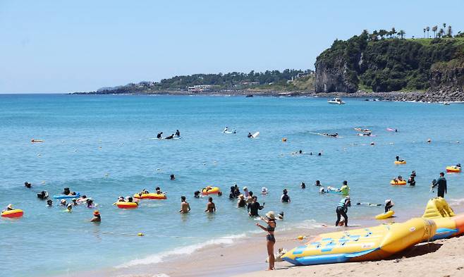 제주 서귀포시 중문해수욕장에서 피서객들이 물놀이를 하는 모습 (사진=연합뉴스)