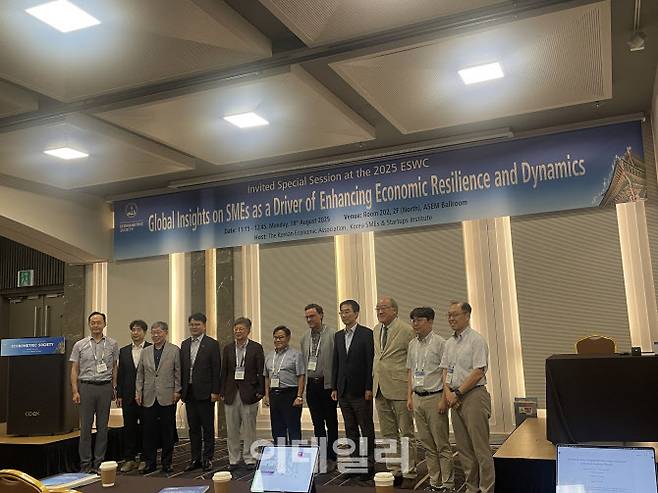 18일 서울 강남구 코엑스에서 열린 세계경제학자대회에서 ‘중소기업과 생산성, 금융, 혁신의 새로운 시각’을 주제로 한 특별세션에서 참가자들이 기념사진을 찍고 있다. (사진=이정윤 기자)