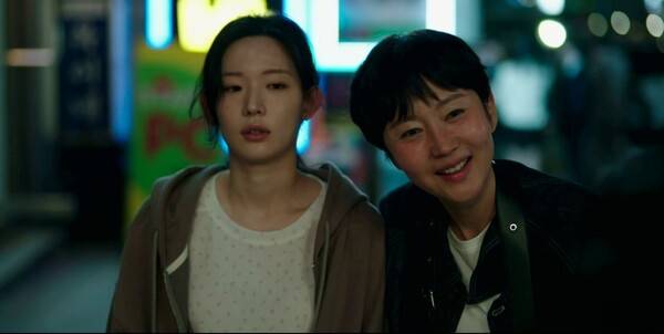 tvN '첫,사랑을 위하여' 염정아(오른쪽)와 최윤지. /사진제공=tvN