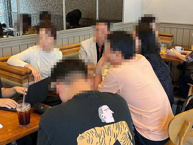13일 서울 모처에서 더본코리아 점주들이 기자와 인터뷰를 하고 있다.