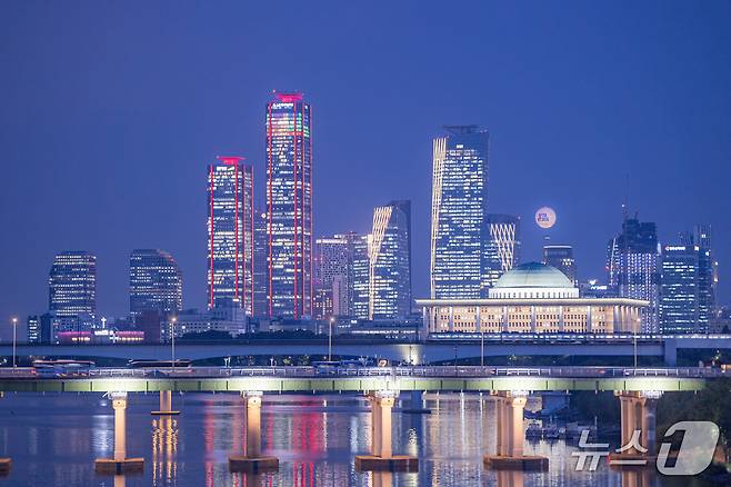 서울달이 떠오른 서울 여의도 야경(서울관광재단 제공)