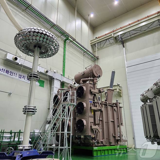 LS ELECTRIC 부산사업장에서 초고압 변압기 수출을 앞두고 최종 시험을 진행하고 있다.(LS일렉트릭 제공)