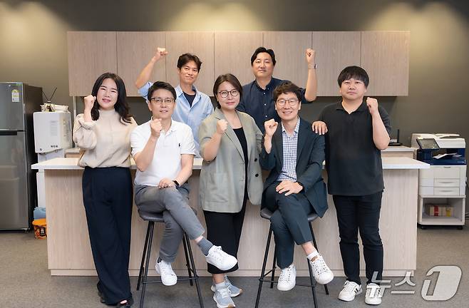 서울 광화문 교보생명 본사 '이노스테이지'에서 교보생명 사내벤처 4기가 기념촬영을 하고 있다./사진제공=교보생명