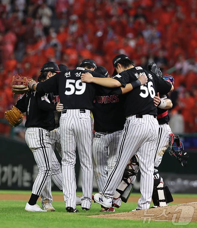 17일 인천SSG 랜더스필드에서 열린 프로야구 SSG 랜더스의 경기에서 6-1 승리를 거둔 LG 트윈스 선수들이 기쁨을 나누고 있다. 2025.8.17/뉴스1 ⓒ News1 김진환 기자