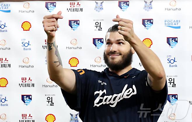 12일 대전 한화생명볼파크에서 열린 프로야구 '2025 신한 SOL 뱅크 KBO리그' 한화이글스 대 롯데자이언츠 경기에서 한화 폰세가 KBO 최소경기 200 탈삼진, 15숭을 거둔 뒤 팬들에게 인사하고 있다. 2025.8.12/뉴스1 ⓒ News1 김기남 기자