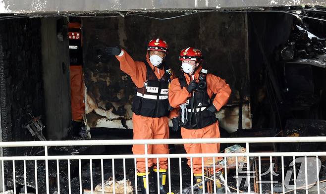 18일 서울 마포구 창전동 아파트 화재 현장에서 소방, 경찰 등 유관기관 관계자들이 정확한 화재 원인을 밝히기 위해 합동감식을 하고 있다. 2025.8.18/뉴스1 ⓒ News1 김명섭 기자