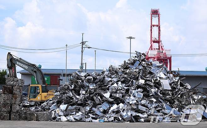 17일 경기 평택항의 한 금속가공업체에 폐알루미늄 제품이 쌓여 있다. 2025.8.17/뉴스1 ⓒ News1 구윤성 기자