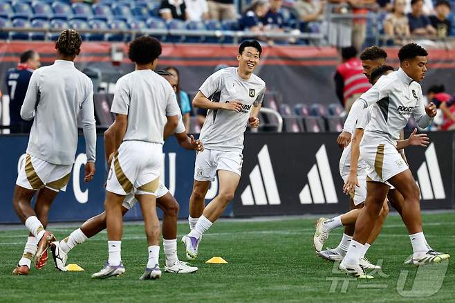 환하게 웃는 손흥민(가운데)ⓒ AFP=뉴스1