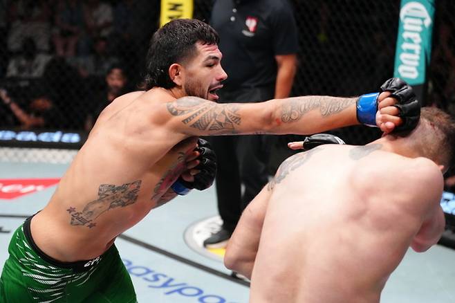 에르난데스가 돌리제에게 펀치 공격을 하고 있다. 사진 | UFC