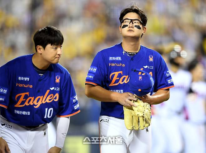 한화 투수 김서현이 그라운드를 바라보고 있다. 잠실 | 최승섭기자 thunder@sportsseoul.com