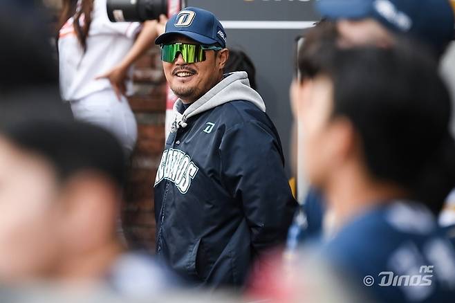 이호준 감독이 14일 문학 SSG전 경기 도중 미소를 짓고 있다. 사진 | NC 다이노스