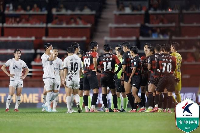 판정에 항의하는 포항 선수들. 제공 | 한국프로축구연맹