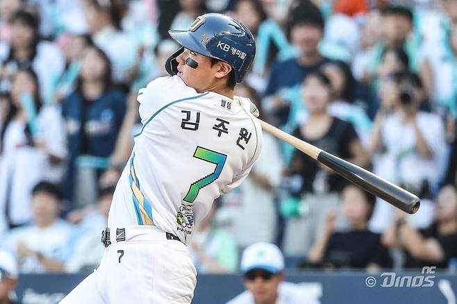 김주원이 16일 창원 한화전에서 안타를 치고 있다. 사진 | NC 다이노스