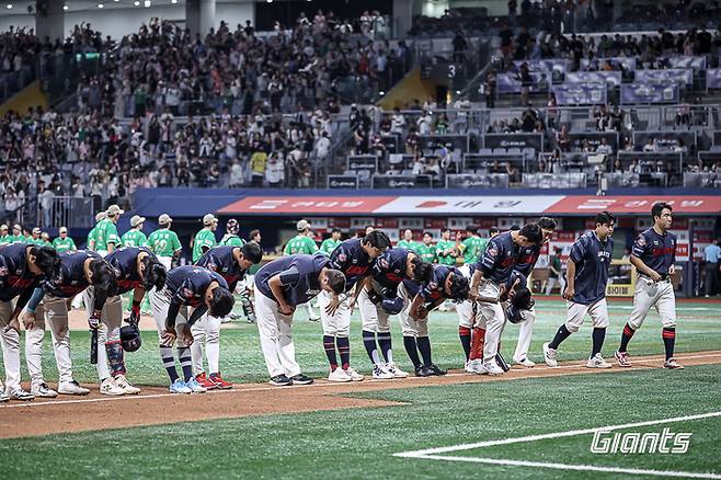 롯데 선수들이 1일 고척스카이돔에서 열린 2025 KBO리그 키움전 패배 후 관중들에게 인사하고 있다. 사진 | 롯데 자이언츠