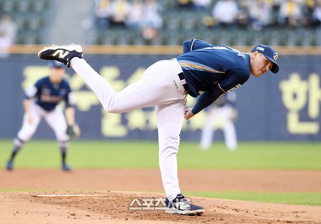 NC 라일리가 24일 잠실구장에서 열린 2025 KBO리그 LG와 경기에 선발 등판해 힘차게 공을 던지고 있다. 잠실 | 박진업 기자 upandup@sportsseoul.com
