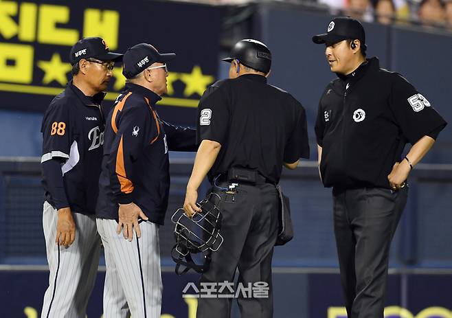 한화 김경문 감독(왼쪽 둘째)가 27일 서울 잠실구장에서 열린 2025 KBO리그 LG와 경기 7회말 1사 LG 이영빈의 체크스윙 여부에 노 스윙으로 판정한 차정구 3루심(맨 오른쪽)에게 항의를 하고 있다. 잠실 | 박진업 기자 upandup@sportsseoul.com