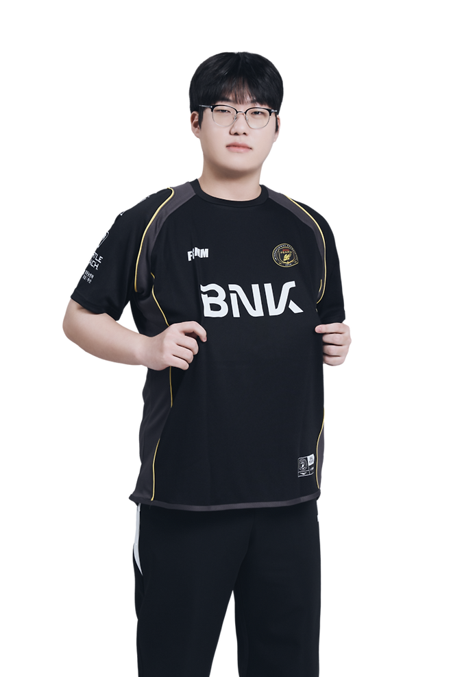노영진은 18일 서울 잠실DN콜로세움에서 열린 2025 FC온라인 슈퍼 챔피언스 리그(FSL) 서머 C조 첫 경기서 김승환을 2-1로 꺾었다. 사진 | 넥슨