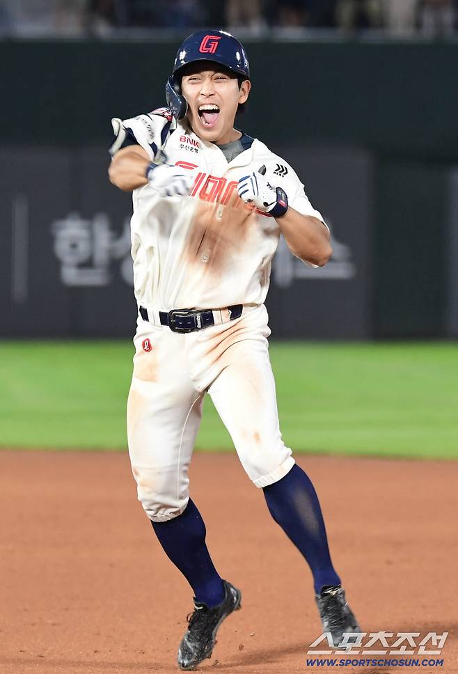17일 부산 사직구장에서 열린 롯데와 삼성의 경기. 9회말 동점 홈런을 날린 롯데 황성빈. 부산=송정헌 기자songs@sportschosun.com/2025.08.17/