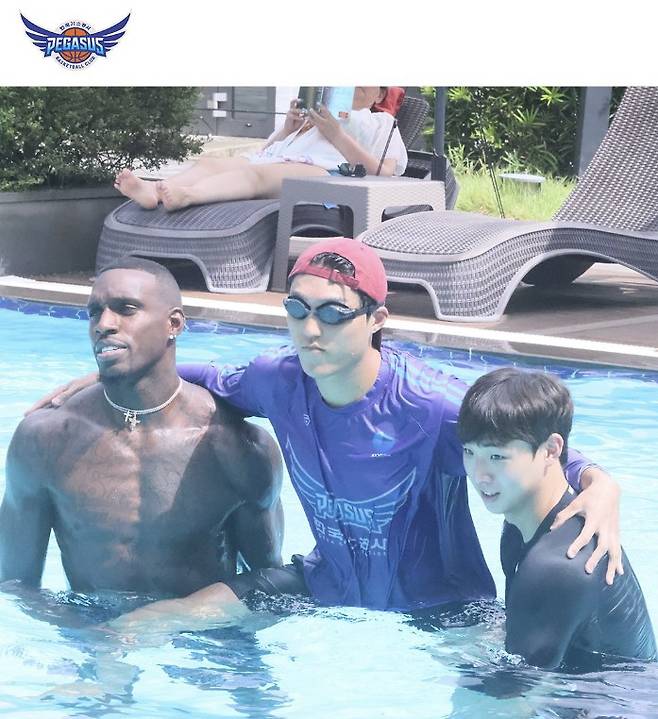 2025~2026시즌을 앞두고 대구 한국가스공사로 입단해 국내 복귀한 라건아(왼쪽). 사진제공=대구 한국가스공사