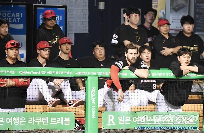 17일 서울 잠실구장에서 열린 KIA-두산전. 8회말 역전을 당한 KIA 더그아웃의 선수들이 침통한 표정으로 경기를 지켜보고 있다. 잠실=정재근 기자 cjg@sportschosun.com/2025.8.17/