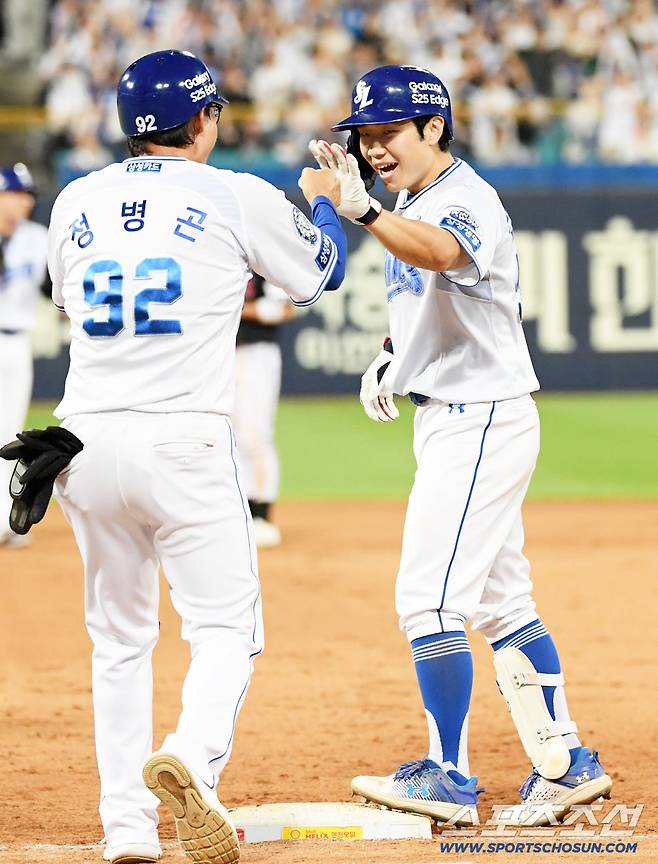 5일 대구 라이온즈파크에서 열린 삼성 라이온즈와 LG 트윈스의 경기. 8회말 2사 만루 삼성 김지찬이 역전 적시타를 날린 뒤 환호하고 있다. 대구=박재만 기자 pjm@sportschosun.com/2025.07.05/