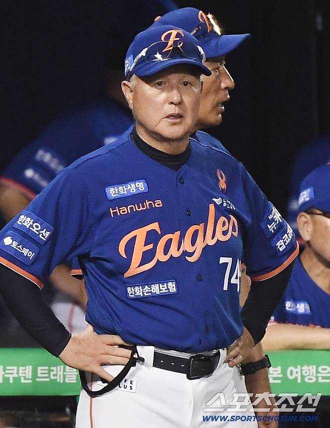 10일 서울 잠실구장에서 열린 한화-LG전. 8회말 1사 김현수의 체크스윙 판정에 대해 김경문 감독이 나와 항의하고 있다. 잠실=정재근 기자 cjg@sportschosun.com/2025.8.10/