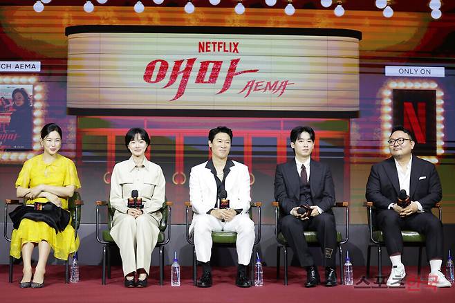 ​넷플릭스 시리즈 '애마'의 제작발표회에 참석한 배우 이하늬, 방효린, 진선규, 조현철, 이해영 감독. 25.8.18 ⓒ이혜영 기자 lhy@hankooki.com​