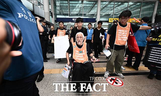 사진은 지난해 9월 13일 박경석 전국장애인차별철폐연대(전장연) 대표가 서울 용산구 서울역에서 '장애인 권리입법 통과'를 요구하는 집회를 진행하기 위해 승강장으로 이동하고 있는 모습. /더팩트 DB