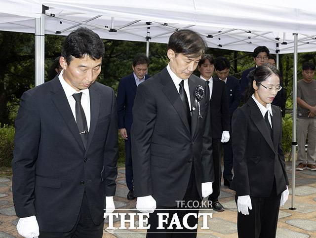 고 김대중 전 대통령 묘역 찾아 참배하는 조 전 대표(가운데).