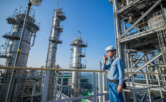 한화솔루션 직원이 공정 및 안전 점거을 진행하는 모습 (사진=한화솔루션)