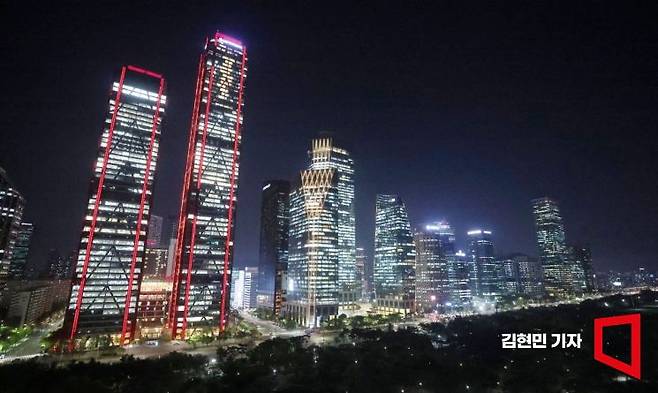 올해 국내 증시는 증권가의 전망인 ‘상저하고’와는 다르게 선방했다는 평을 받는다. 여러 변동성으로 한 때 2270선까지 내려앉았던 코스피는 마지막 날 2650선에서 마무리했다. 코스닥도 860선을 회복했다. 내년에도 상승 랠리가 이어질 수 있을지 이목이 쏠린다. 연말 여의도 금융가의 고층빌딩들이 내년을 기약하며 밝게 빛나고 있다. 사진=김현민 기자 kimhyun81@