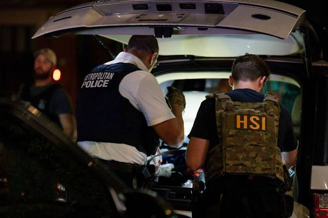 워싱턴DC에서 차량을 수색 중인 이민세관단속국(ICE) 요원들의 모습. 기사와는 무관. AFP연합뉴스