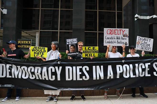 ICE의 구금 정책에 항의하는 시민들의 모습. 기사와는 무관. AFP연합뉴스