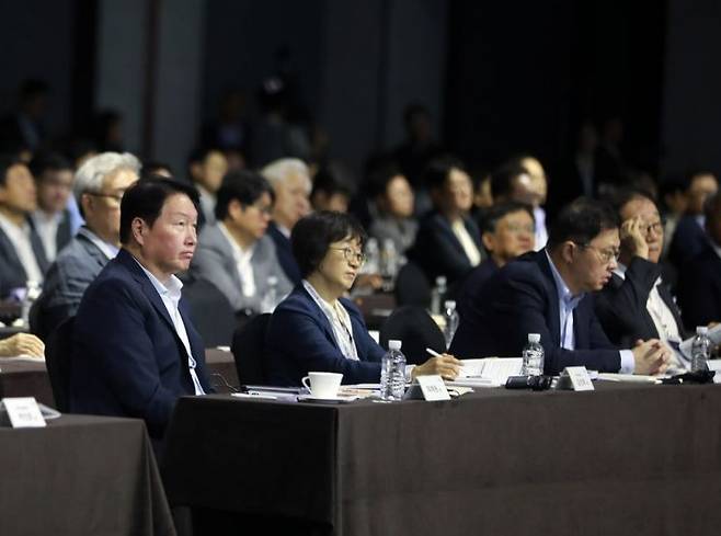 최태원 SK 회장이 18일 서울 광진구 워커힐 호텔에서 열린 '이천포럼 2025'에 참석하고 있다. 사진 왼쪽부터 최태원 SK 회장, 김선희 SK㈜ 이사회 의장, 최재원 SK 수석부회장, 김용학 SK텔레콤 이사회 의장. SK