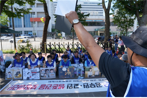 지난 12일 용산 대통령실 앞에서 공무원 임금인상을 요구하는 연좌집회를 개최한 전국시군구공무원노동조합연맹의 모습. 시군구연맹