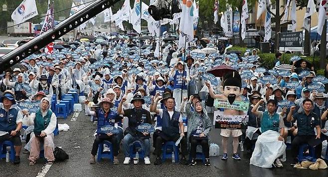 지난 6일 용산 대통령실 앞에서 '공무원 생존권 쟁취' 집회를 진행한 대한민국공무원노동조합총연맹의 모습. 공노총