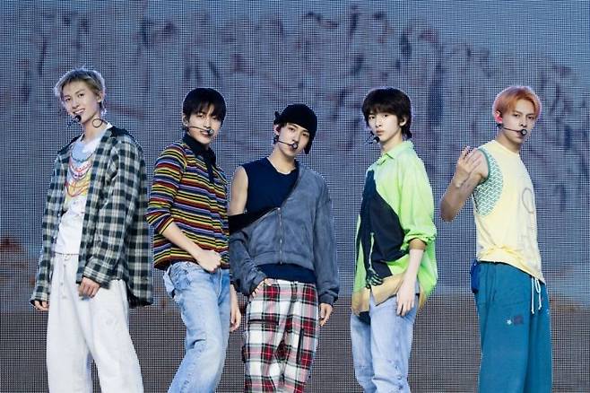 코르티스가 18일 서울 용산구 이태원로 블루스퀘어에서 열린 데뷔 쇼케이스에서 타이틀곡 '왓 유 원트'(What You Want) 무대를 선보이고 있다. 왼쪽부터 마틴(17), 건호(16), 성현(16), 주훈(17), 제임스(20). 사진제공=빅히트뮤직