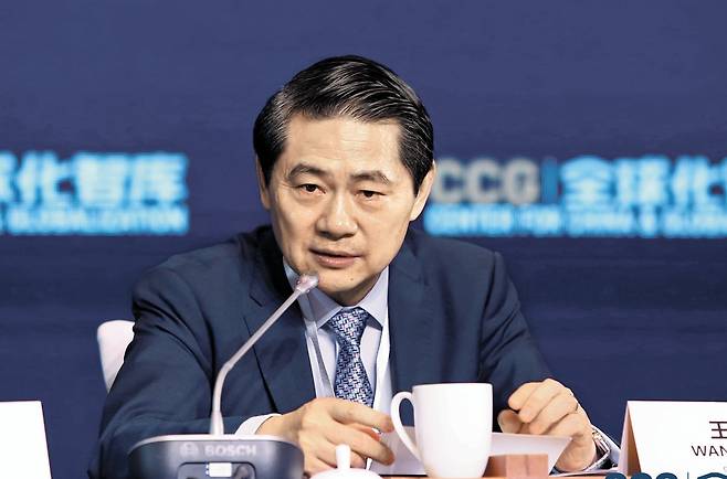 한·중 관계 전문가인 왕후이야오 중국국제화센터(CGG) 이사장은 본지 인터뷰에서 “한국은 북핵 위협 방어 등을 고려해 지혜롭게 미국과 중국 사이에 중립을 지켜야 한다”고 주장했다. 사진은 그가 2022년 베이징에서 열린 중국 및 세계화 포럼에서 연설을 하는 모습./왕후이야오 공식 홈페이지