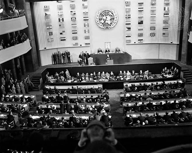 1948년 9월 21일 파리 샤이오궁에서 거행된 제3차 유엔 총회 개회식. 옵서버 자격으로 참석한 한국 대표단은 방청석에 앉아 회원국끼리 오가는 발언을 먼발치에서 지켜보았다. /UN Media